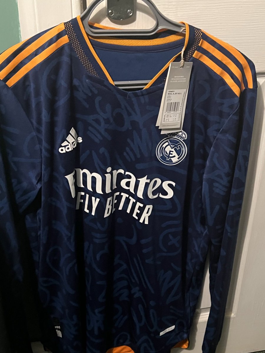 reece_mcmc's tweet photo. @_FullKitWankers Real Madrid Away 
2021-22
BNWT
Authentic/Heat.rdy
L/S 
Benzema 9
Looking for £80 but open to offers https://t.co/vXxUaysPmr