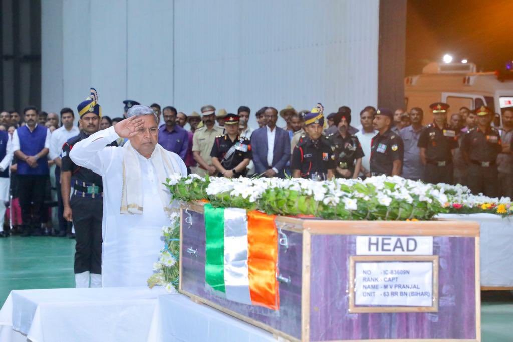 nkaggere's tweet image. K’taka CM @siddaramaiah announces ₹50 lakh compensation to the family of martyred soldier Capt MV Pranjal. @TOIBengaluru #RajouriEncounter #CaptainPranjal #Karnataka #Bengaluru @adgpi