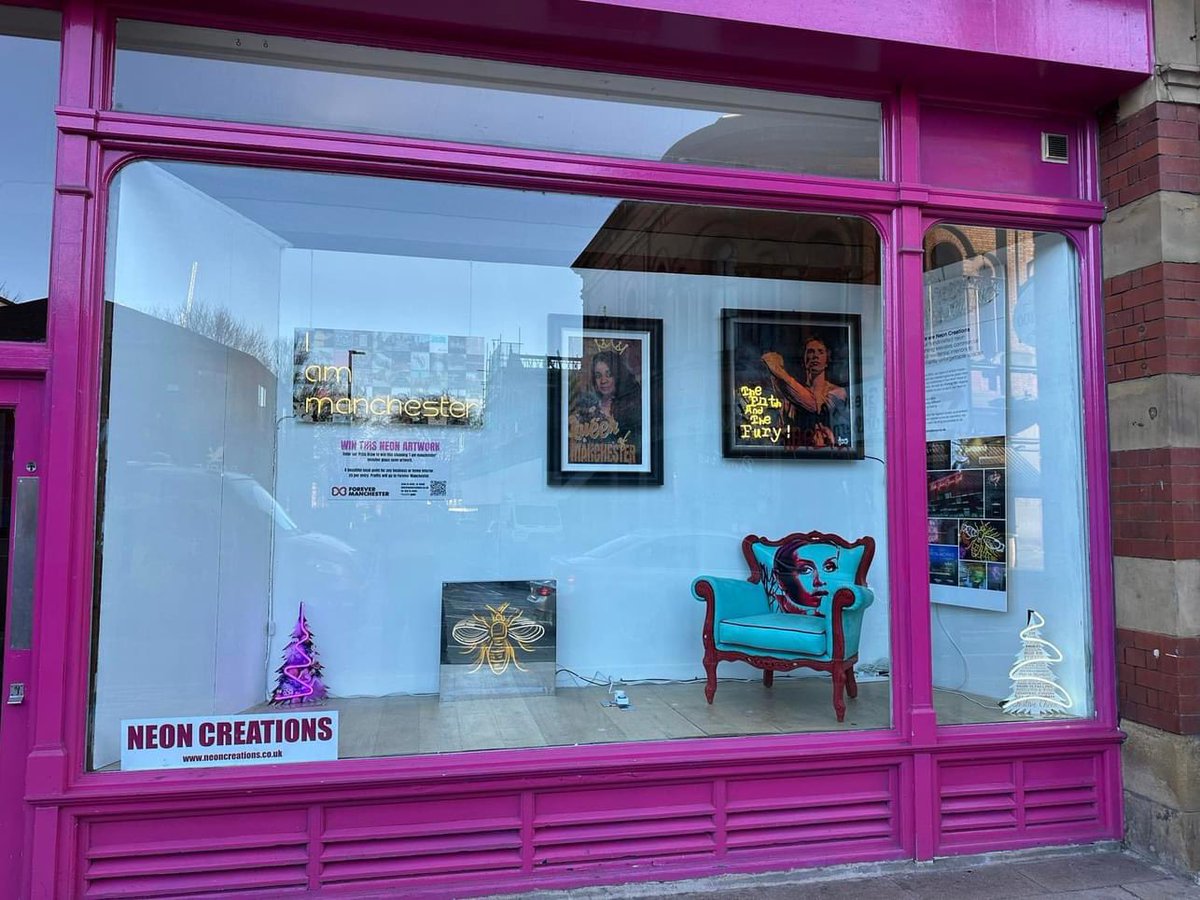 Thanks to everyone that’s messaged me today after spotting Stephen Lynn’s portrait of me on Deansgate. 

<a href="/Neoncreations/">Neon Creations Ltd</a> &amp; Stephen Lynn’s <a href="/dionysusart/">Stephen Lynn Dionysus Art</a> are 'popping up' at 285 Deansgate, Manchester, from Friday 24th November until Friday 22nd December.

Can’t wait to visit 🩷