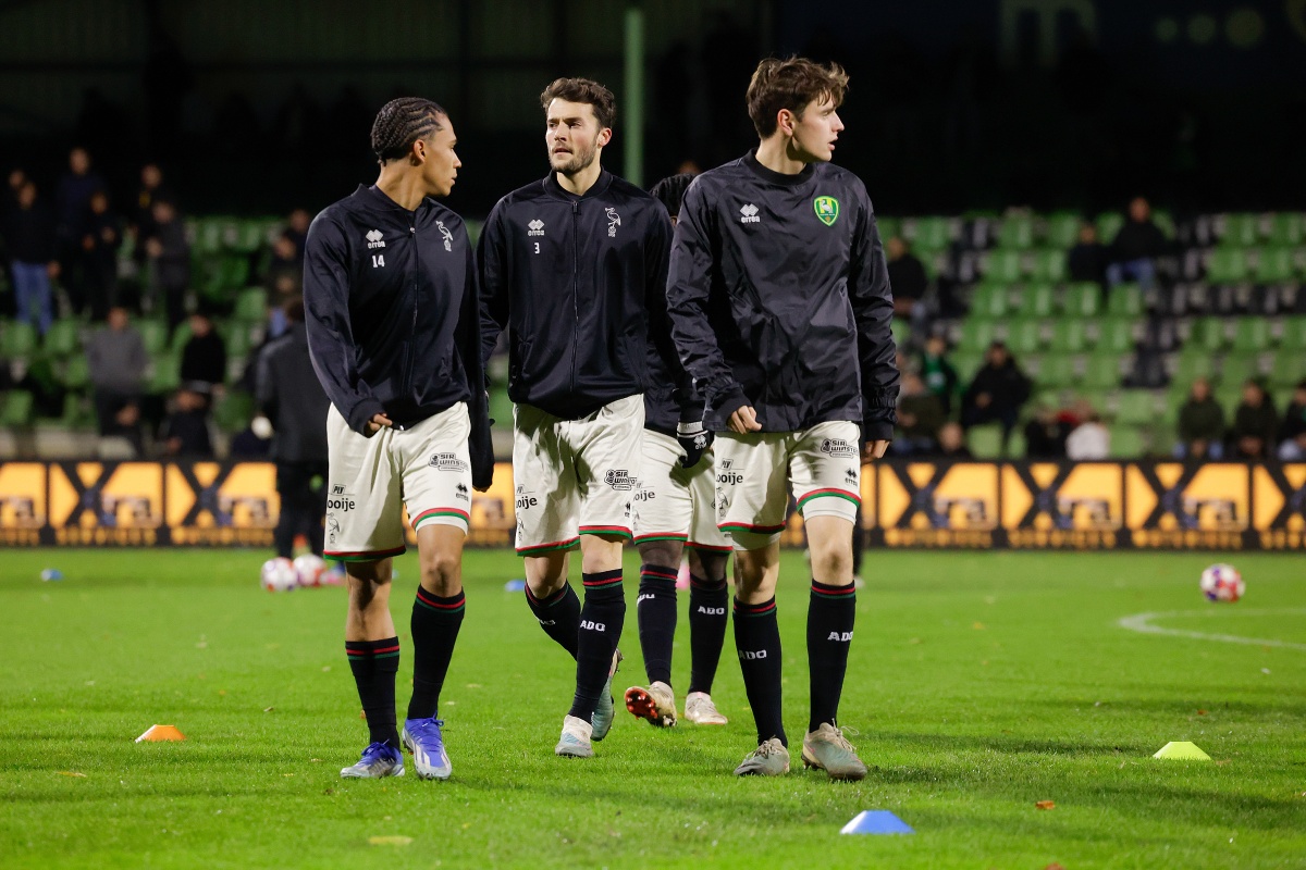 ADODenHaag's tweet photo. 🔥 De warming-up zit erop! Over 10 minuten trappen we af in Dordrecht. #ComeOnTheHague #dorADO https://t.co/yx9A4X6VNf