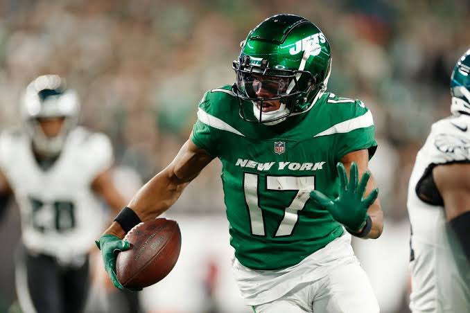 NFLFantasyEsp's tweet photo. ¿Qué WR tendrá más puntos fantasy hoy? 

Like 👍🏻: Garrett Wilson #TakeFlight 
RT 🔁: Jaylen Waddle #finsup

#NFLFantasyEsp https://t.co/BUy2M4ADvA