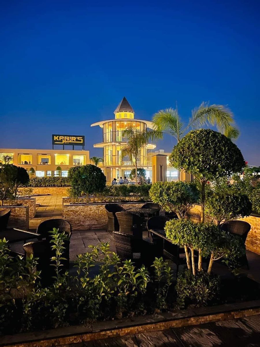 ګرانه پيښوره،ﺯه ګونګې نه يم خو سه اوکم
هس وئيلى نه شم،چې د وس ژبه مې غوسا دا