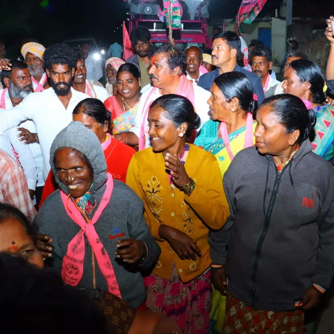 MPochannagari's tweet photo. ఆందోల్ నియోజకవర్గం పుల్కల్ మండలం బస్సాపూర్ గ్రామంలో ప్రచారముల పాల్గొన్న ఎమ్మెల్యే @KranthiKiranBRS గారు..✊
@KTRBRS @RaoKavitha @TSwithKCR @BRSHarish @TelanganaCMO @RahulkiranChani @hrudayakiranBRS https://t.co/hJ7cgp6Met
