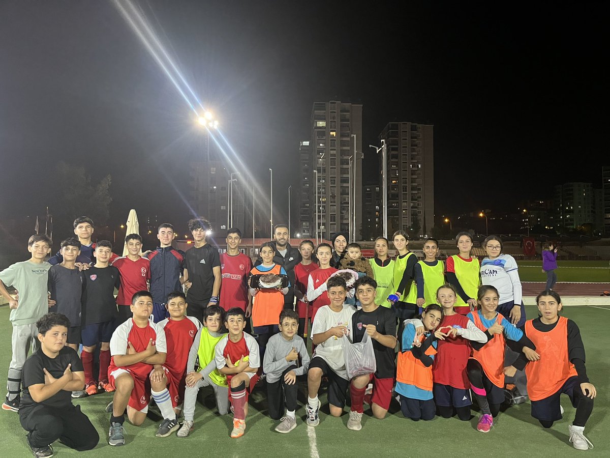 VATANA MİLLETE HİZMET ETMEYİ YARINLARIMIZ ÇOCUKLARIMIZI İYİ BİR BİREY OLARAK YETİŞTİRMEYİ KENDİNE GÖREV BİLEN TÜM ÖĞRETMENLERİMİZİN  GÜNÜ KUTLU OLSUN .BUGU BİZLERİ GEREK ARAYIP, MSJ ATIP VE HEDİYELERLE MUTLU EDEN TÜM SPORCULARIMIZA VE VELİLERİMİZE TEŞEKKÜR EDERİZ.👏