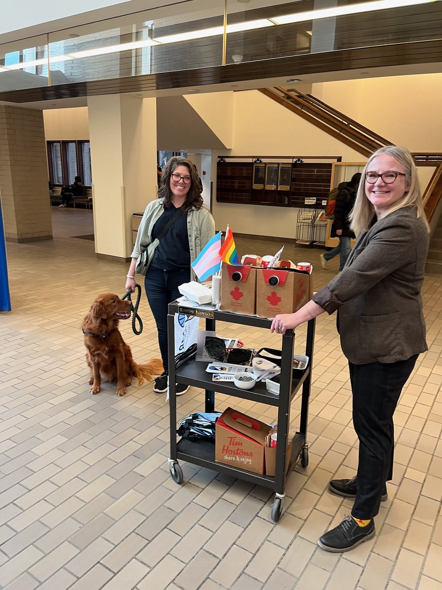 As seasons change and darkness falls, the end of the fall semester can be a stressful time on campus. Luckily, we found some furry four-legged friends to help chase away the winter blues (and maybe some tails, too!) 🐾☕️