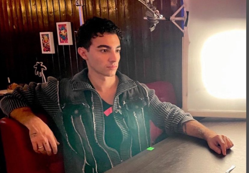 samuxstans's tweet photo. Llegamos a 100 comentarios por aquí 

5 bebidas q le gusten a Sam
5 comidas q le gusten a Sam
5 pelis/series fav de Sam
5 ciudades/paises q visito Sam

Mas el SAMUEL LOPEZ X GENESIS https://t.co/mWVTMIBFFe
