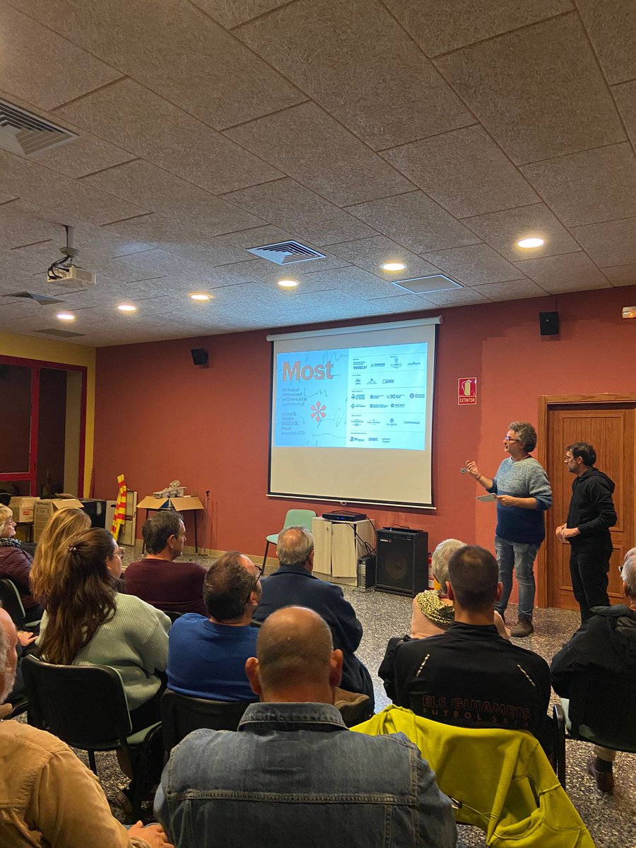 Estem al Cafè de l’Ateneu dels Guiamets! 🎉 <a href="/Aj_elsGuiamets/">Aj. Els Guiamets</a> 

🏆La projecció d’avui és ni més ni menys que el documental guanyador del Premi Sostenibilitat #Most2023: “Crush: a message in a bottle” 🍇 

<a href="/domontsant/">domontsant</a> <a href="/Dipta_cat/">Diputació de Tarragona</a> @RedQueenRules