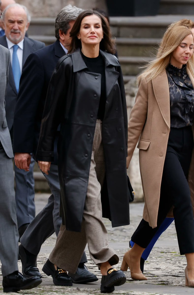 UnaiQuijada's tweet photo. Queen Letizia was looking edgy in BOSS sweater, Pomandère pants, Lotusse 1877 trench, Martinelli loafers and Gold &amp; Roses earrings while attending the losing ceremony of the International Language and Journalism Seminar in Logroño 🖤 #QueenLetizia https://t.co/LYFaxXiXXx