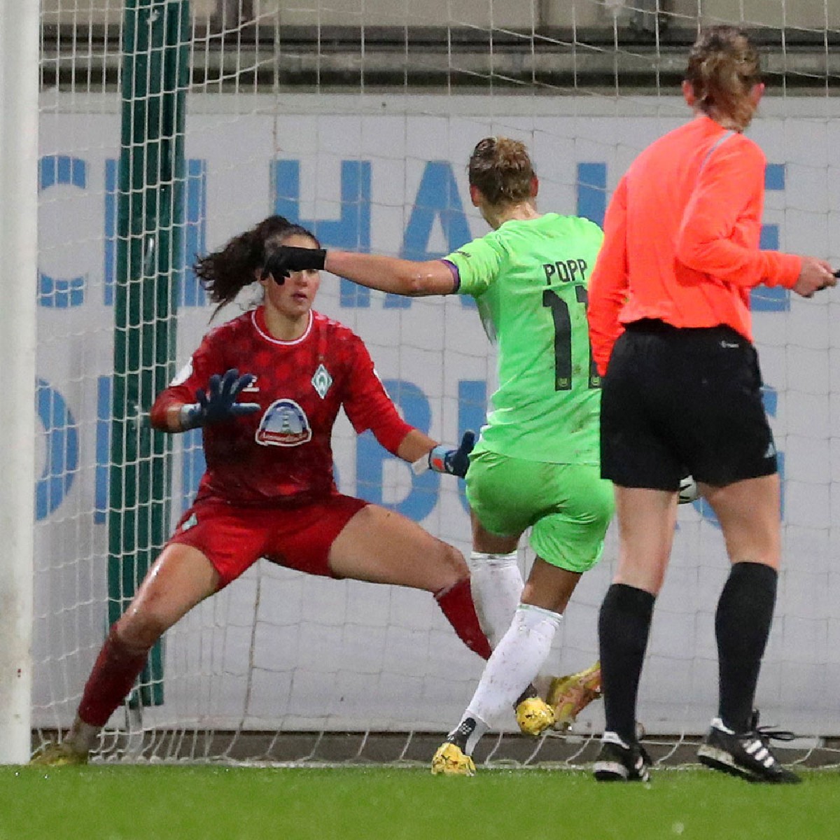 DFB_Frauen's tweet photo. ✌️x Popp, 1️⃣x Pajor, 1️⃣x Endemann, 1️⃣x Brand: Die @VfL_Frauen setzen sich zum Achtelfinalauftakt im #DFBPokal souverän mit 5:0 gegen die @werderfrauen durch. Es ist Wolfsburgs 47. Pokalsieg in Serie. 🚀💥

#DFBPokalFrauen #SVWWOB #ViaColonia | 📸 IMAGO https://t.co/yKTixQ4c3r