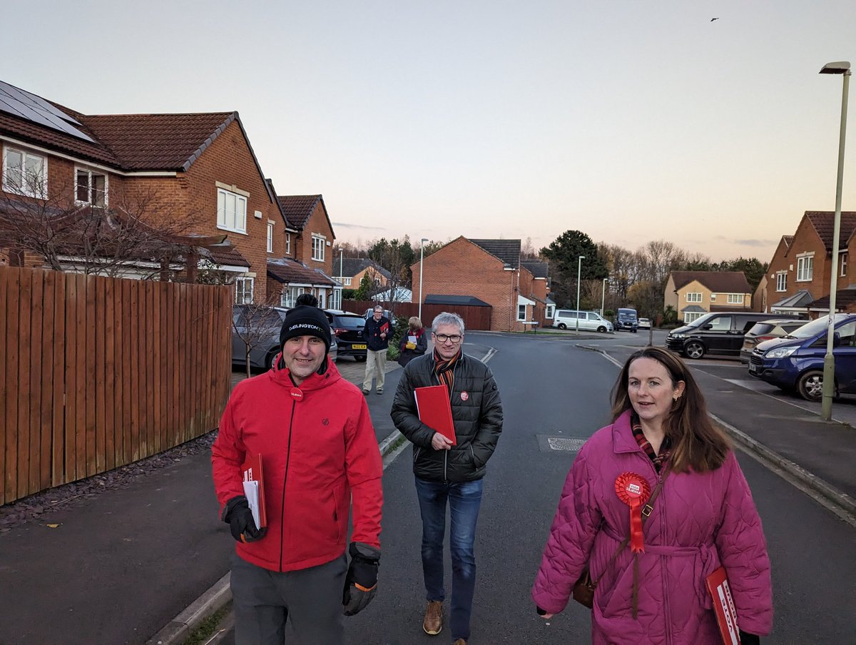 Great to be out on the doors in Heighington and Coniscliffe welcoming residents to their new constituency. Lots of support for @Lola__McEvoy. Lifelong Tories are switching to Labour door after door.
