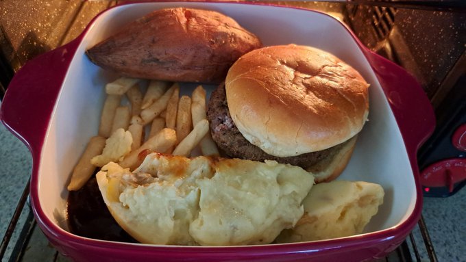 Thanksgiving WEEK LIVES on . Food  😋  #BlackFriday #lunch https://t.co/gvEmgascME<a href="/tag/blackfriday"class="tags">#BlackFriday</a><a href="/tag/lunch"class="tags"><span>#lunch</span></a>