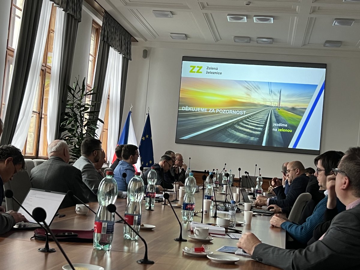 Buď musíme postavit další 4 bloky na JE Dukovany anebo převést značnou část dopravy na železnici. V roce 2050 žádná fosilní paliva nebudou. Včera na semináři o urychlení liniové elektrizace pořádaného @Dopravni_vyzkum  a <a href="/min_dopravy/">Ministerstvo dopravy</a>  ČR na tom panovala jasná schoda.