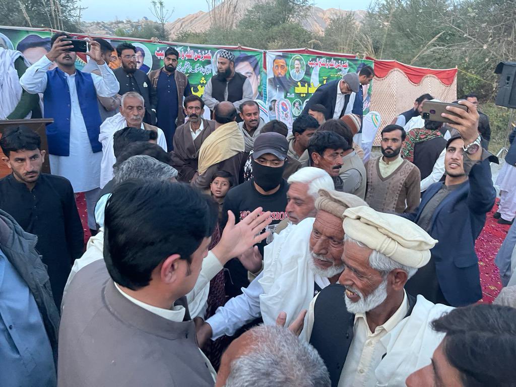 RehmatKhanPP3's tweet photo. ترحدہ۔بھدری تربیٹھی
سردار رحمت علی خان کے لئے علاقہ نلہ سے عوام۔کا سمندر امڈ آیا۔ڈھول کی تھاپ پر فقید المثال استقبال
سینکڑوں لوگوں نے استقبال کیا
علاقہ نلہ کا سردار رحمت علی خان کے اعزاز میں بڑا اجتماع
#فلسطين_الان #NawazShareef #MaryamNawaz 
@MaryamNSharif @pmln_org https://t.co/gXJjS4vjWS