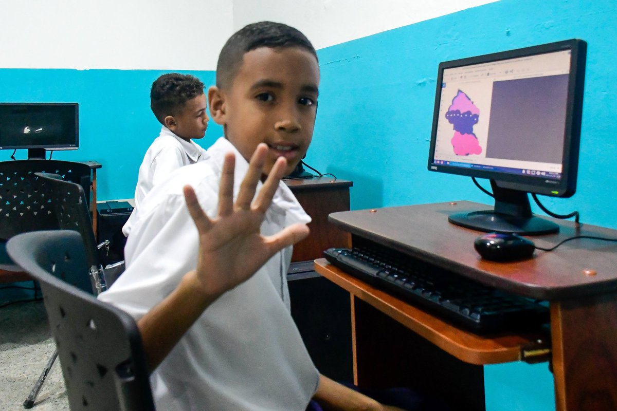 _LaAvanzadora's tweet photo. Con el 1x10 del Buen Gobierno continuamos trabajando y avanzando en la recuperación de nuestros centros educativos. 

Cumpliendo con las instrucciones del Pdte. @NicolasMaduro junto al Gob. @Jateranoficial entregamos en el sector Mirabal de Catia La Mar, una escuela más. https://t.co/VVdr2cze3H