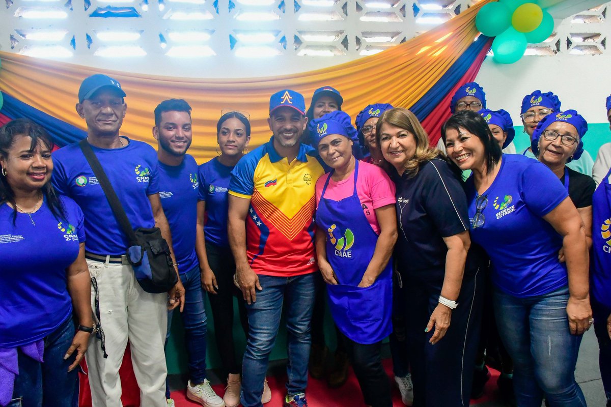 _LaAvanzadora's tweet photo. Con el 1x10 del Buen Gobierno continuamos trabajando y avanzando en la recuperación de nuestros centros educativos. 

Cumpliendo con las instrucciones del Pdte. @NicolasMaduro junto al Gob. @Jateranoficial entregamos en el sector Mirabal de Catia La Mar, una escuela más. https://t.co/VVdr2cze3H