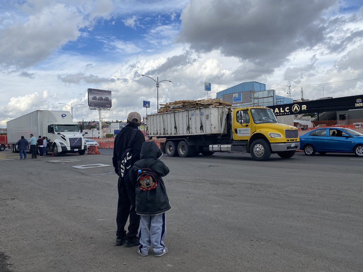 CiclismoUrbanoQ's tweet image. Cruce de la Obrera, un ejemplo del abandono a peatones en #Queretaro 

Incluso los trabajadores deben torear a la prioridad EL AUTOMÓVIL.

#P5F 

Cuándo será el día @LuisBNava @makugo