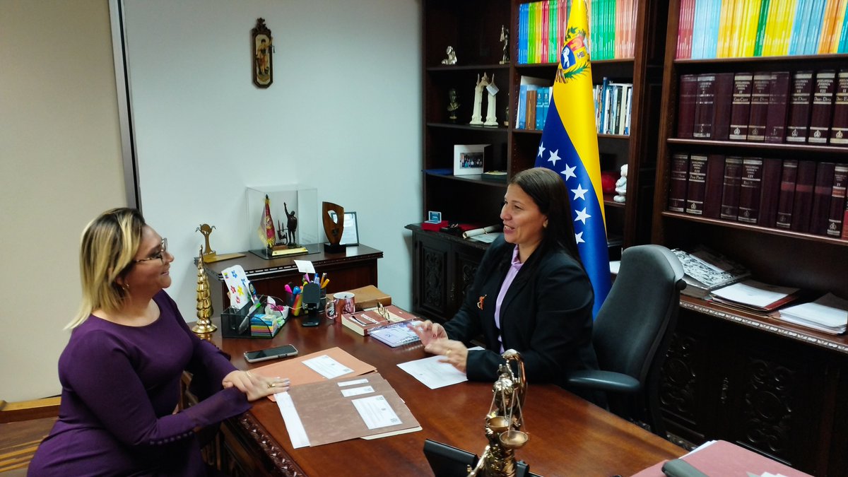 taniadamelio's tweet photo. Satisfecha de recibir formalmente nuevas postulaciones a Jueces y Juezas de Paz Comunal del Edo #Lara. Agradezco a la Dra. Delia González, Jueza Rectora y Coordinadora Regional de la entidad por su entusiasmo y compromiso con el reimpulso de la #JusticiadePazComunal ⚖️🕊️🇻🇪 https://t.co/mbFNhSSKDw