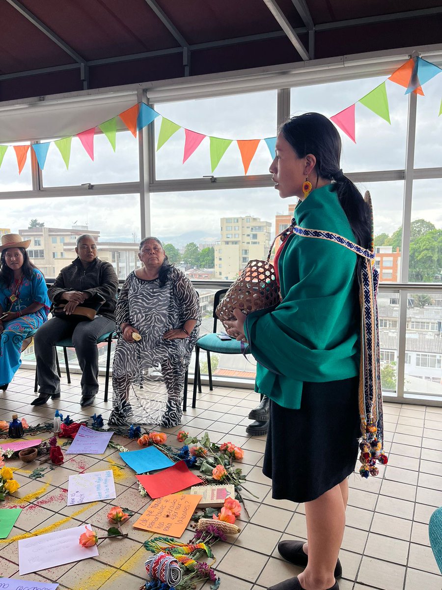 GOAL_Colombia's tweet photo. Las asistentes participan en espacio de reconocimiento personal y mutuo a través de la consciencia corporal y un acto simbólico de ofrecimiento.
En articulación con @hntpo_latam con apoyo de @NLinColombia #MujeresQueIncidenEnLaPaz #HealthNetTPO y @GOAL_Colombia apoya @Irish_Aid https://t.co/88rjpTtGFf