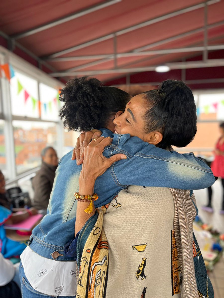 GOAL_Colombia's tweet photo. Las asistentes participan en espacio de reconocimiento personal y mutuo a través de la consciencia corporal y un acto simbólico de ofrecimiento.
En articulación con @hntpo_latam con apoyo de @NLinColombia #MujeresQueIncidenEnLaPaz #HealthNetTPO y @GOAL_Colombia apoya @Irish_Aid https://t.co/88rjpTtGFf