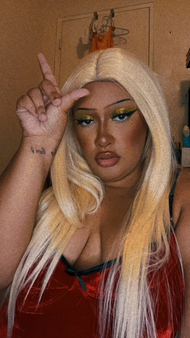 whats up u fucking losers. its black friday, i think some sends are in order.   &bull; findom finD finsub