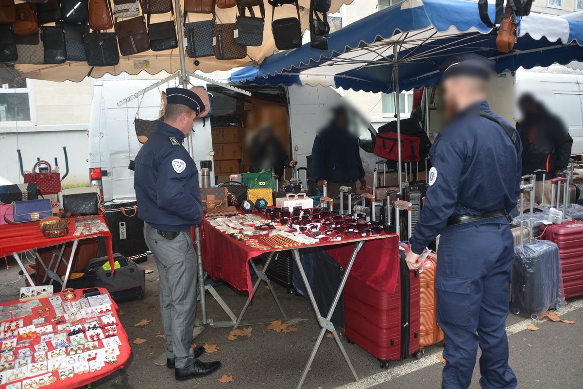PoliceNat95's tweet photo. #SécuritéduQuotidien
#Sarcelles ce matin, sous l'autorité du chef de circonscription, opération de contrôle sur le marché, menée par les #policiers du commissariat, renforcés par la #PAF 95 et @PoliceMun
▶️ Nombreux sacs et parfums de #contrefacons saisis
❌️ 3 #GAV https://t.co/jneVIVqEik