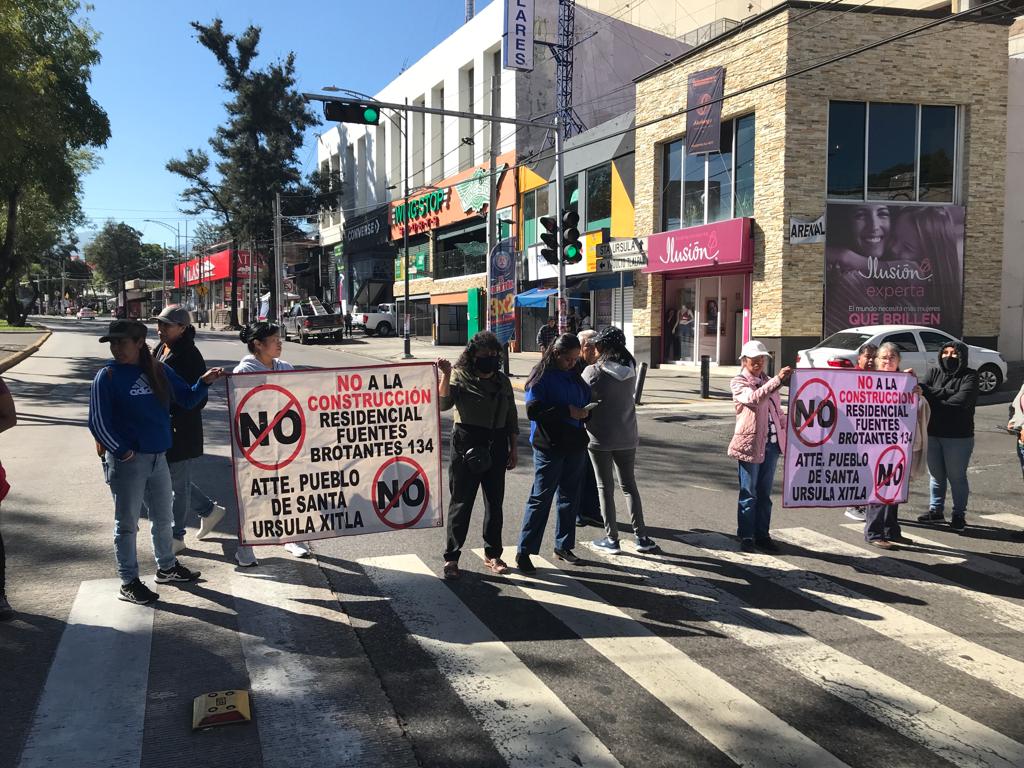 PeonMario's tweet photo. @alfagonzalezm Alcaldesa, tuvieron q pasar 3 hrs de bloqueo en Insurgentes para q nos hicieran caso. Vergonzosa la lentitud de la Alcaldía a la atención ciudadana. NO a la construcción de FB134 https://t.co/BjDi2ZgFQr