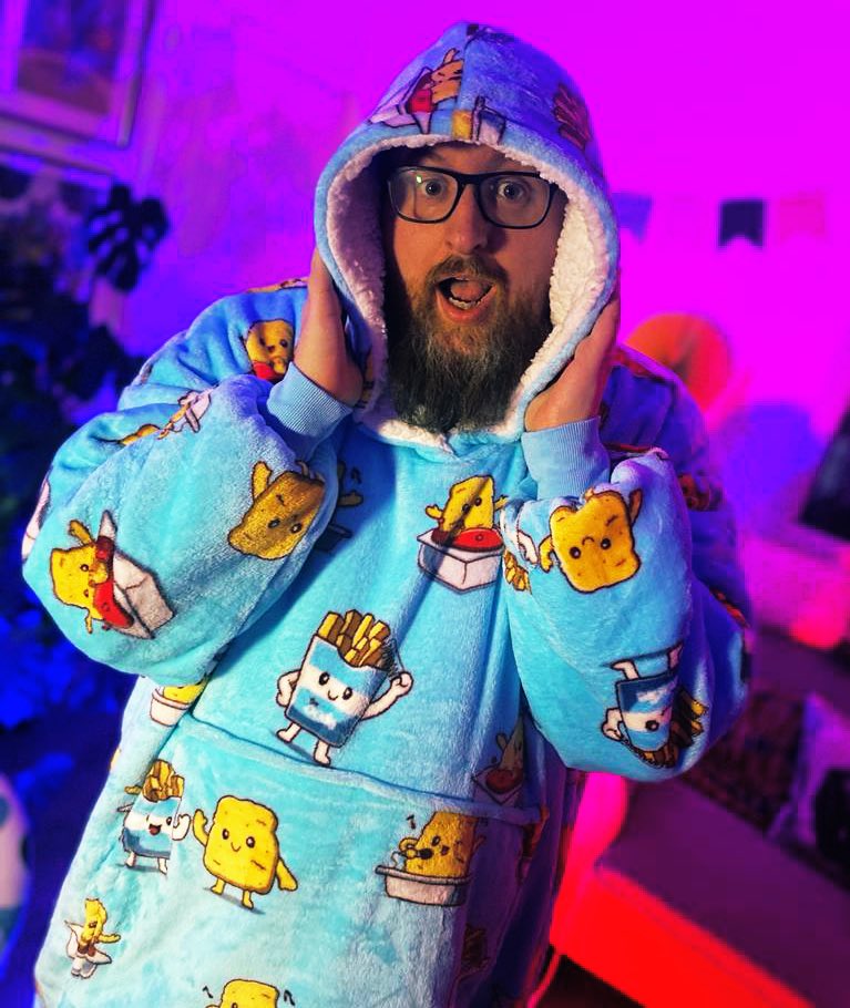Comedyfox's tweet photo. The cold weather has arrived but thankfully I’ve had my @The_Oodie to keep me warm. Genuinely the hardest thing has been to not fall asleep in it(which yes, has happened numerous times), check out their Black Friday sale over at:

https://t.co/kJJ5Lhnyt9
#TheOodie #Ad https://t.co/vRcuyrYzQw