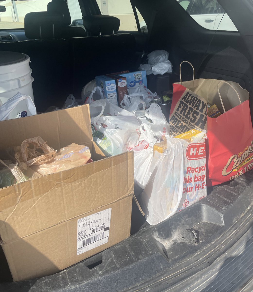 CyLakesSoftball's tweet photo. Our Spartan athletic’s programs know how to give back; so thankful for their leadership and selflessness to give back and make someone’s Thanksgiving brighter! Happy to partner with @CyFairHelpingHa again this year! 🛡️#Thankful #FoodDrive #SpartanValor https://t.co/Uv9qqQ7LJa
