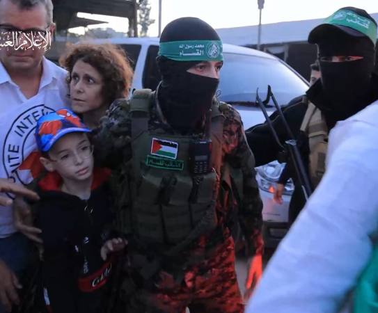 IATeam___'s tweet photo. ini bukan sembarang pasukan..
...✍️Pasukan ini jarang tampil di publik.
ini pasukan "Bayangan" khusus brigade Al qassam.

"Pemandangan brigade Al Qassam saat mengamankan para tahanan yang akan di bebaskan." https://t.co/n7yBKpG39c