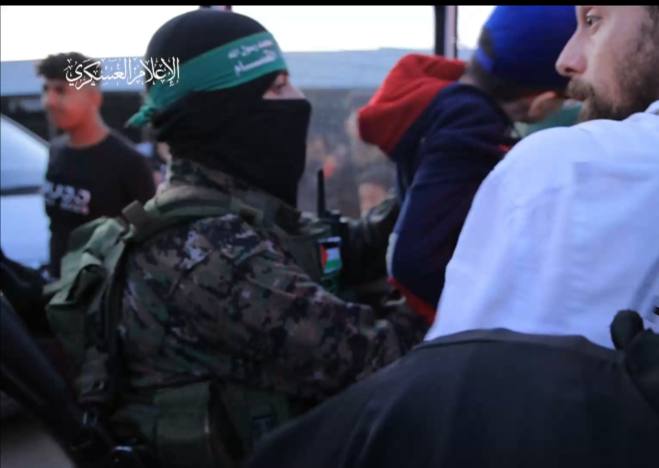 IATeam___'s tweet photo. ini bukan sembarang pasukan..
...✍️Pasukan ini jarang tampil di publik.
ini pasukan "Bayangan" khusus brigade Al qassam.

"Pemandangan brigade Al Qassam saat mengamankan para tahanan yang akan di bebaskan." https://t.co/n7yBKpG39c