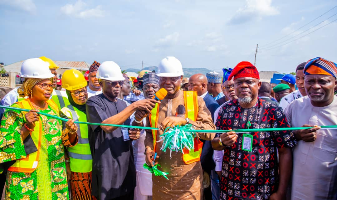bright_dare's tweet photo. Gov @biodunaoyebanji , earlier today flagged off the construction of the Ado- Ekiti Ring Road at Iworoko Ekiti. The road is expected, among others factors, to ease transportation, open up the state and advance economic activities and development. https://t.co/tpRgyI9KoS