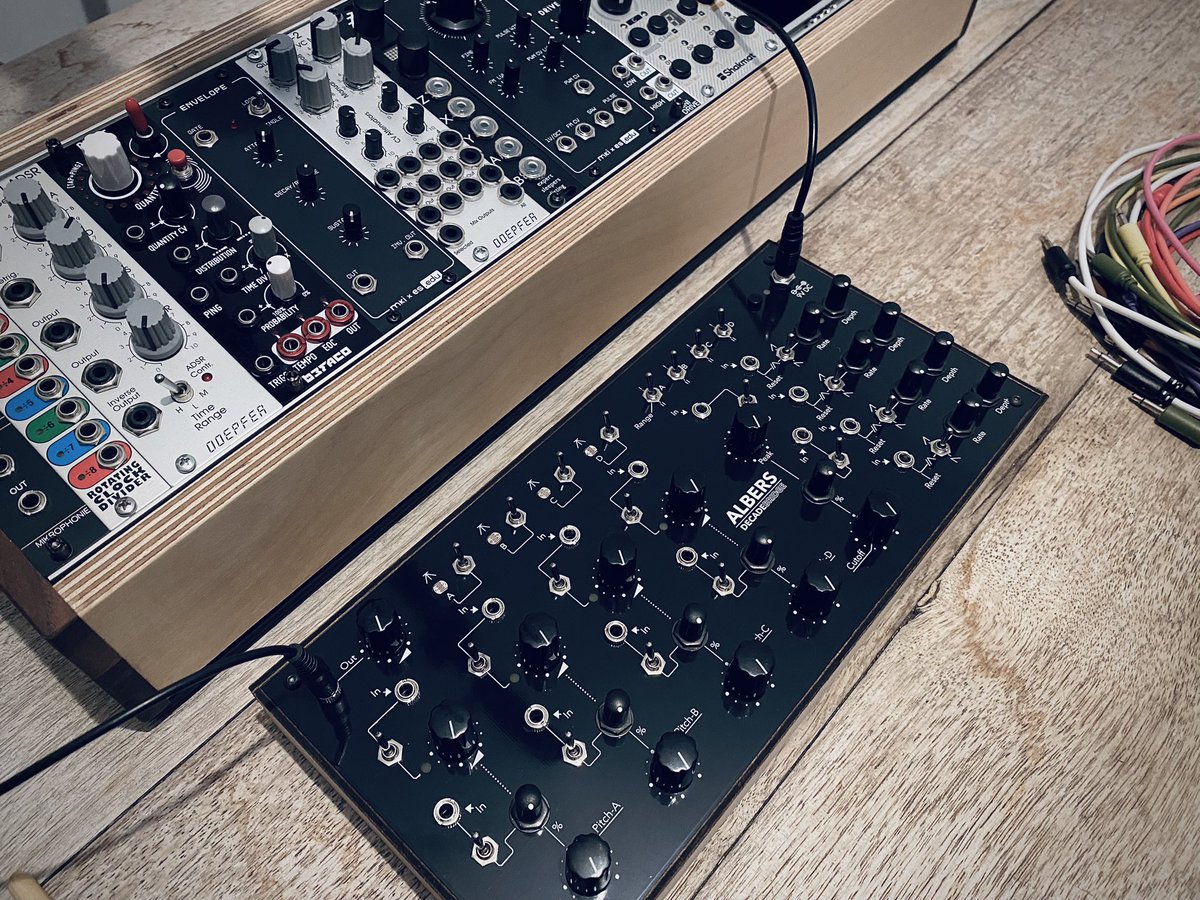 DecadeBridge's tweet image. Albers. #dronesynth #noisesynth #analogsynth