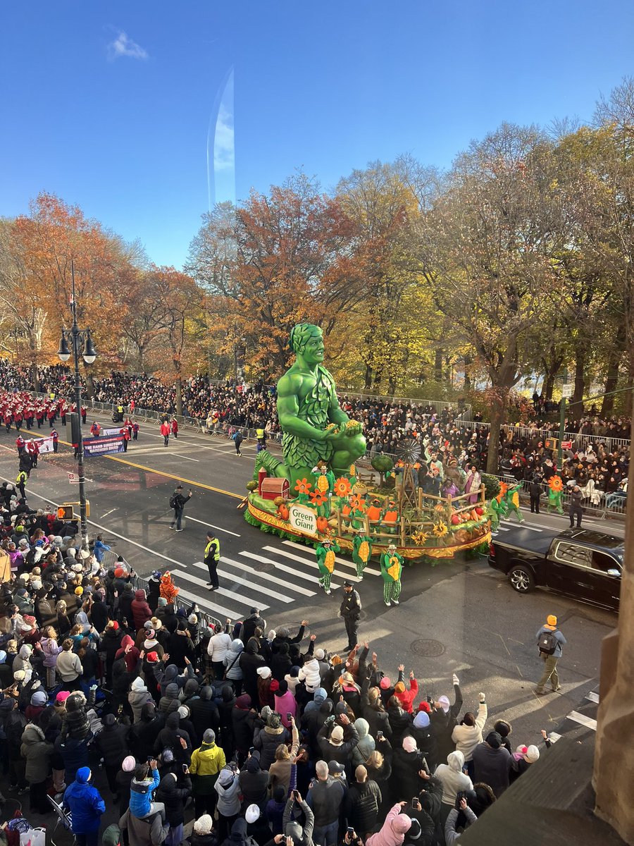 Thank you @Macys Thanksgiving Day Parade and @GreenGiant for inviting @Shucked_Musical to hitch a ride! An INCREDIBLE NY moment I’ll never forget! #MacysDayParade #greengiant #getshucked #baddygreendaddy #Thanksgiving 🗽🌽🦃🧡🎈