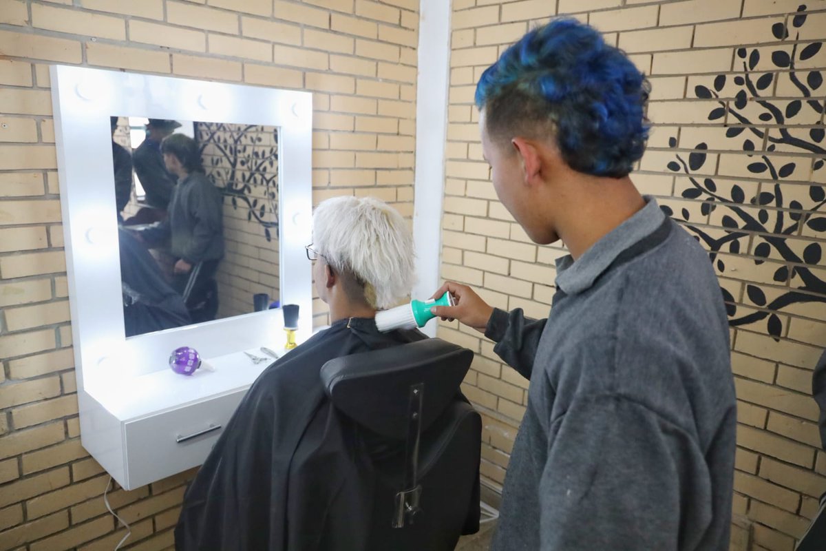LicoreraBoyaca's tweet photo. Con nuestro programa de Responsabilidad Social Empresarial damos segundas oportunidades a jóvenes de la @casa_menor.

Los dotamos con herramientas de carpintería y barbería💇 en medio de su proceso de resocialización para fortalecer sus habilidades de cara a un  mejor futuro. https://t.co/CEM3LIcO1L