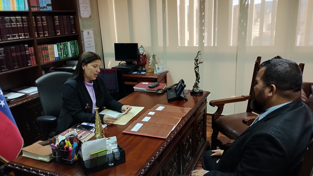 taniadamelio's tweet photo. ¡Otro paso en el reimpulso de la #JusticiadePazComunal! Nuestro emblemático Edo #Amazonas, por medio del Dr. Hermes Barrios, Juez Rector y Coordinador Regional de la entidad, consigna formalmente las postulaciones a Jueces y Juezas de Paz Comunal del #PoderPopularOrganizado⚖️🕊️🇻🇪 https://t.co/qaeFmSbvpE