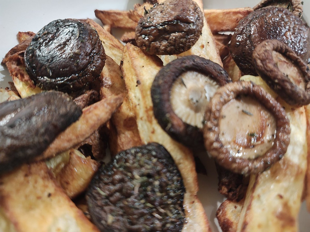 Juandelaforet's tweet photo. I had some mushroom and some potato.
I give you "mushroom and potato". #FancyName https://t.co/GMIWr8B1Xf