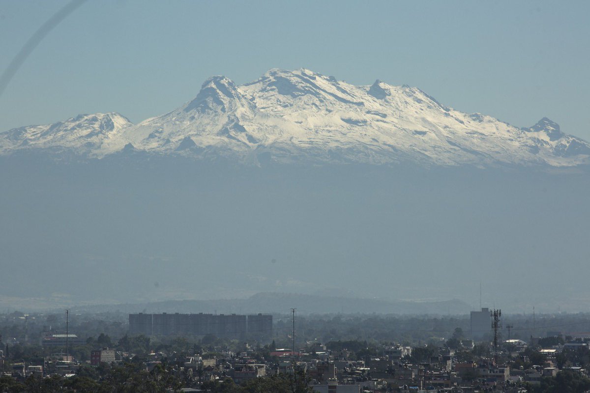 Así la espectacular vista de la doctora <a href="/patriciaddavila/">Patricia Dávila</a>, secretaria general de la <a href="/UNAM_MX/">UNAM</a>, en el piso 8 de la Torre de Rectoría desde donde aún despacha en la oficina de la Secretaría de Desarrollo Institucional  

📷 <a href="/lalojimenez/">Lalo Jiménez.</a>