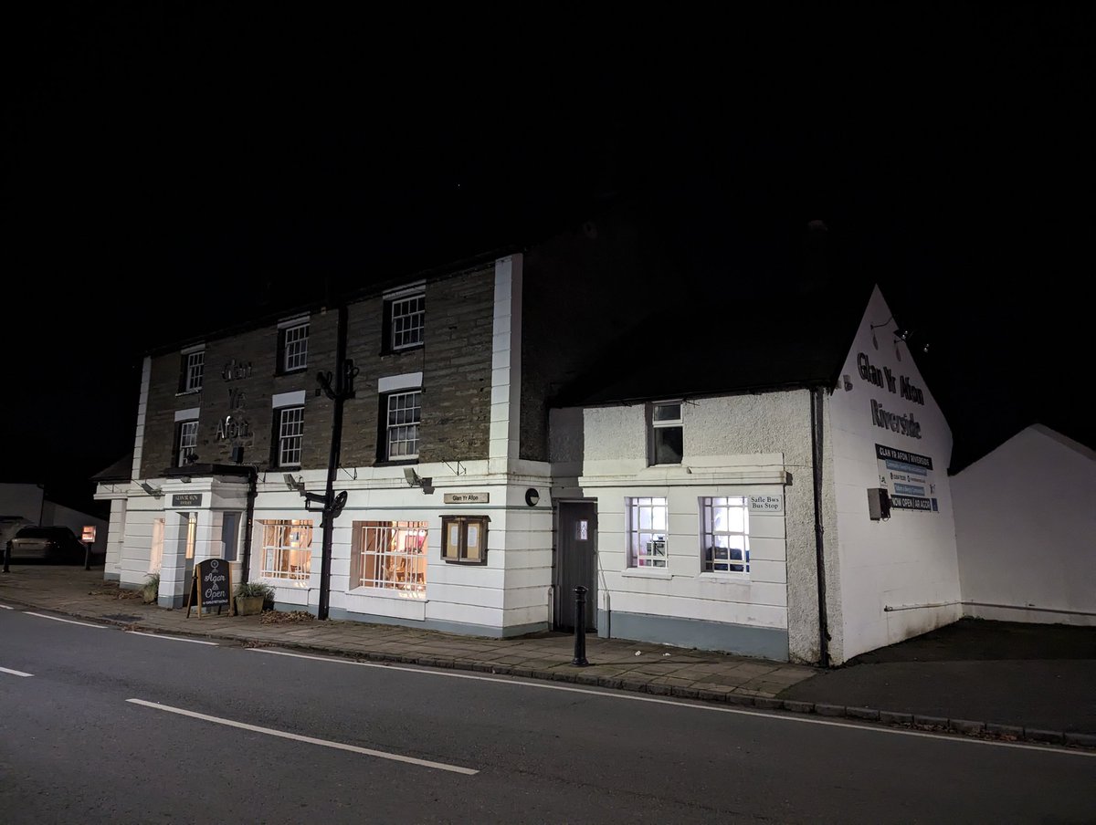 PubsCymru's tweet image. Peint da o #PorthNeigwl gan @CwrwLlyn yn y #GlanyrAfon #Pennal Mynd lawr yn arbennig o dda 👍 
Y gymuned wedi achub y dafarn a hyfryd clywed gymaint o Gymraeg oddi fewn 👍 🍺🍺🍺🍺