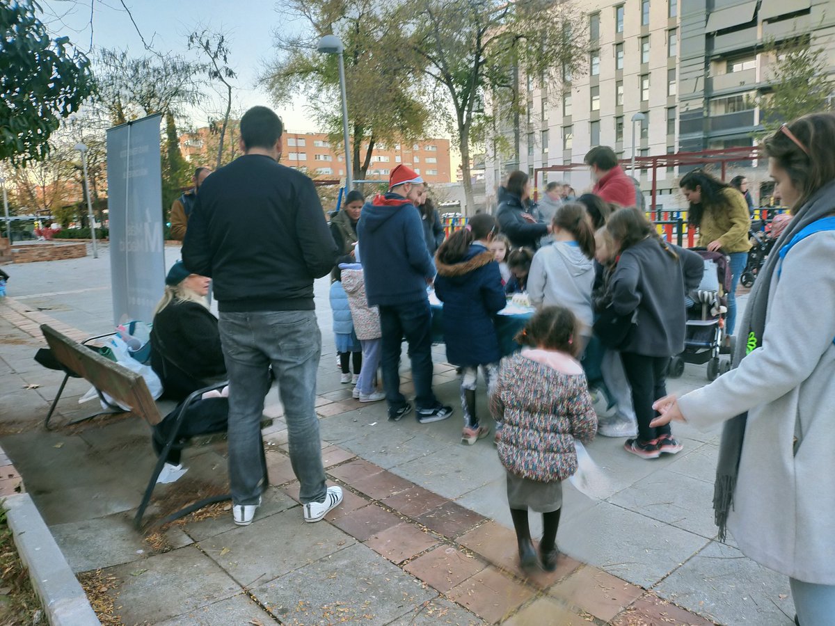carolcorbacho1's tweet photo. Está tarde el equipo de Políticas Sociales  de @masmvillaverde   hemos organizado una mesa participativa, para que los niños y niñas de Villaverde hicieran su tarjeta navideña para los residentes de Plata y Castañar. ¡Ha sido un éxito! https://t.co/y6ldxWVCp1