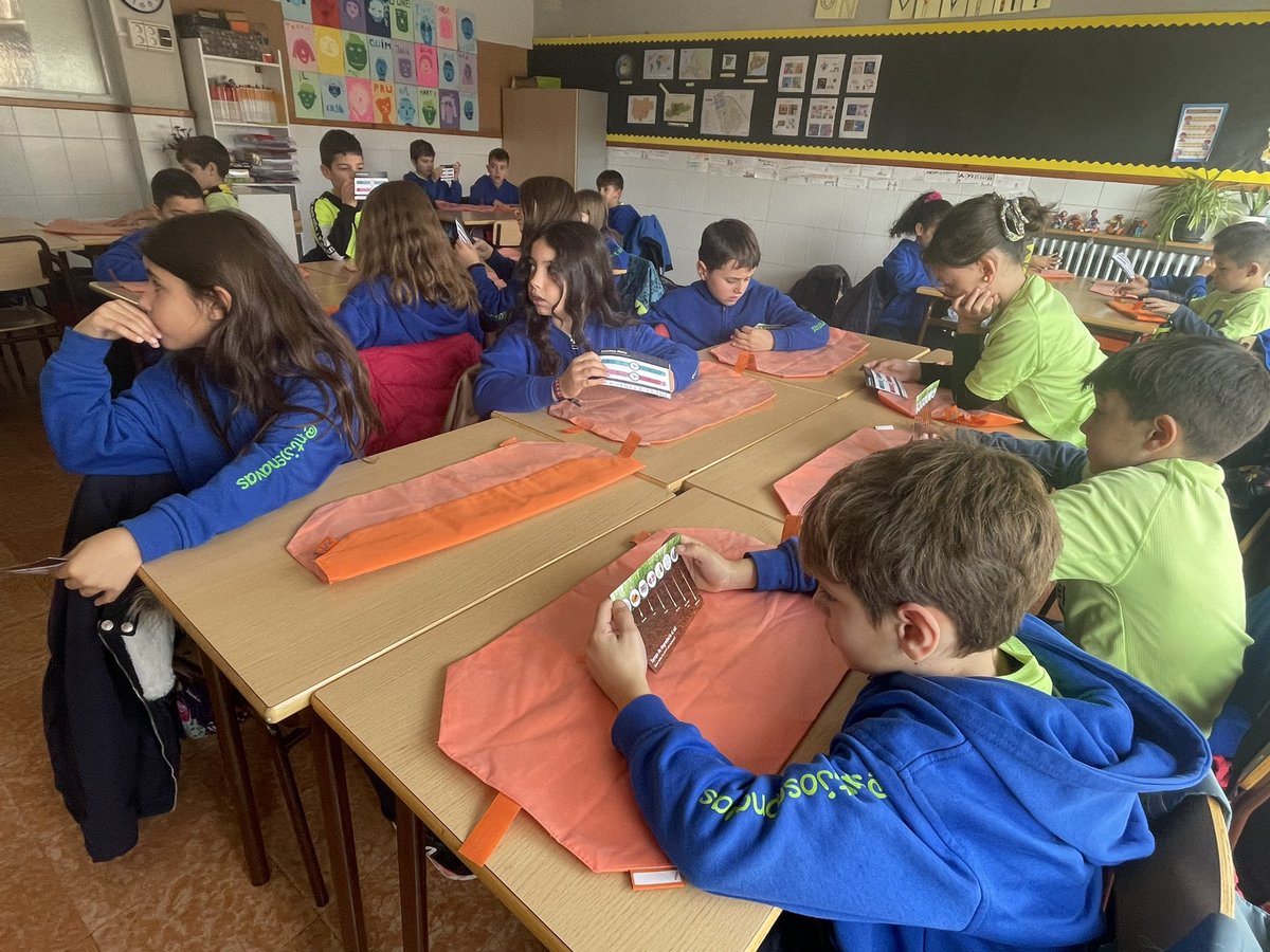 santjosepnavas's tweet photo. Adéu als plàstics! Avui representants de l’Ajuntament ens han fet entrega d’uns porta entrepans, per portar l’esmorzar cada dia. #setmanaverda #foraplàstics #escolaverda @AjuntamentNavas gràcies! https://t.co/bo5lbDwLZ3