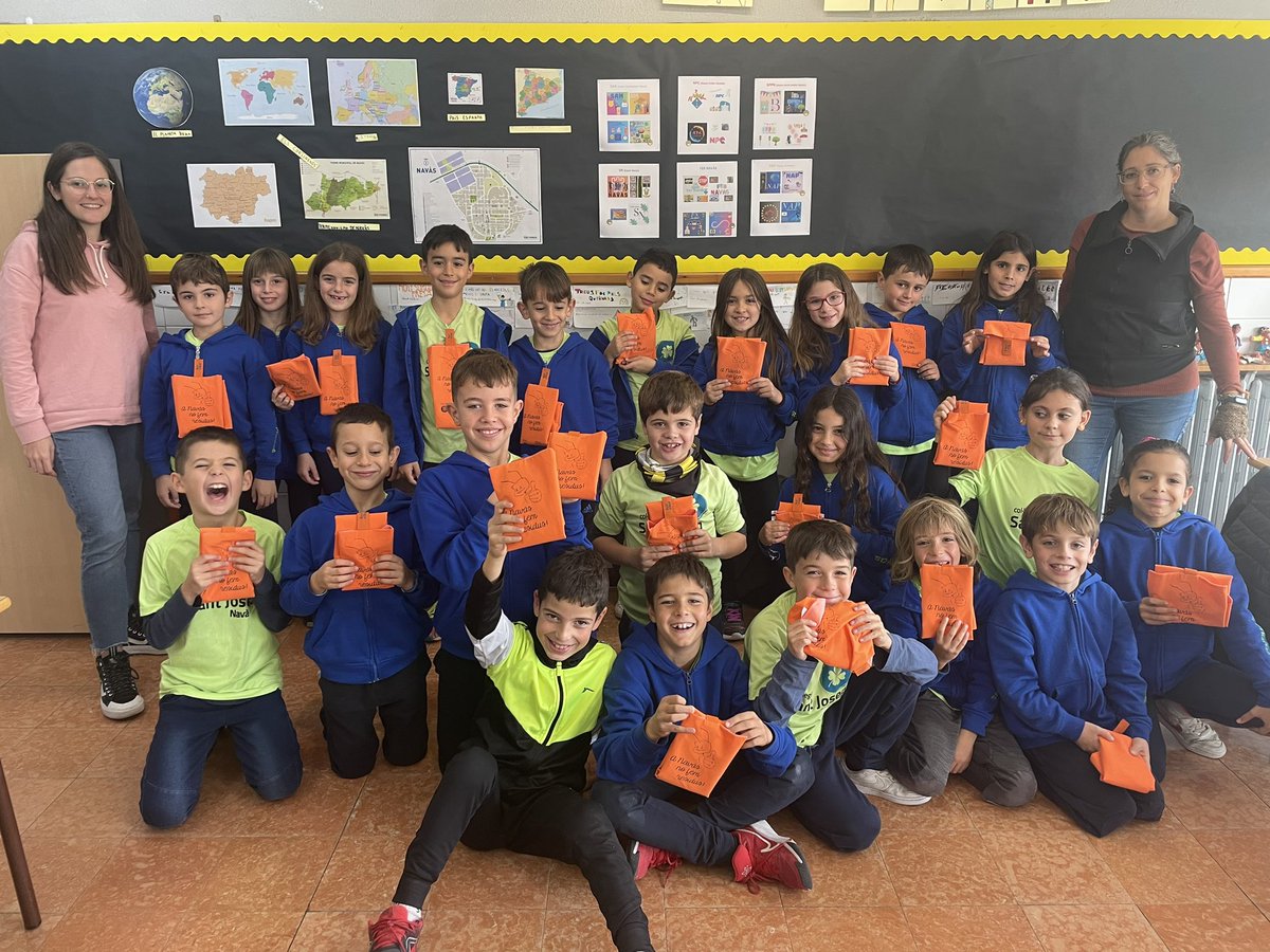 santjosepnavas's tweet photo. Adéu als plàstics! Avui representants de l’Ajuntament ens han fet entrega d’uns porta entrepans, per portar l’esmorzar cada dia. #setmanaverda #foraplàstics #escolaverda @AjuntamentNavas gràcies! https://t.co/bo5lbDwLZ3