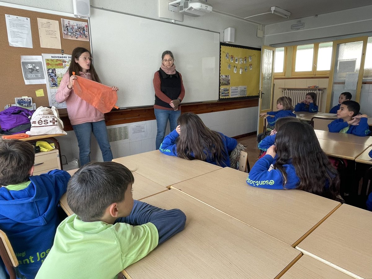 santjosepnavas's tweet photo. Adéu als plàstics! Avui representants de l’Ajuntament ens han fet entrega d’uns porta entrepans, per portar l’esmorzar cada dia. #setmanaverda #foraplàstics #escolaverda @AjuntamentNavas gràcies! https://t.co/bo5lbDwLZ3