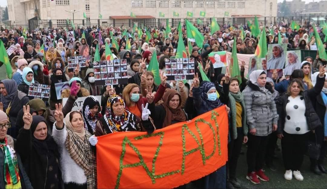لقد نظم الشعب الكردي نفسه في الساحات ضد الاحتلال والعنف والمجازر ضد الأطفال والنساء وأصبح صوتاً كبيراً في كل مكان.
#JinJiyanAzadîAgainstViolence