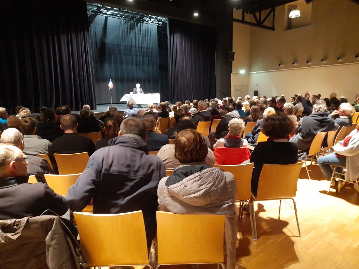 🔴 Succès pour la conférence de @UPR_Asselineau à #Pleyben : 190 personnes  sont rassemblées dans la salle Arvest! 👍#UPR #Reunionpublique