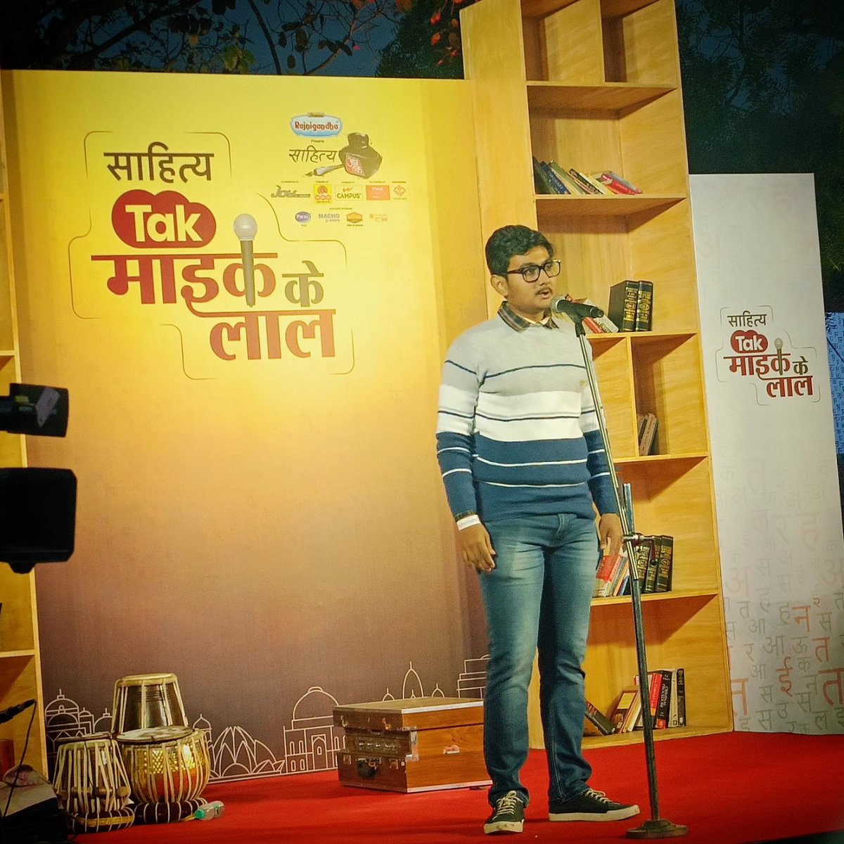 WasifMasood8's tweet photo. दिल पे क्या गुज़री,अनजान क्या जाने
दर्द किसे कहते हैं,बेजान क्या जाने
हवा में तबाह हो गए घर जिसके
दर्द उस परिंदे का तूफान क्या जाने

वासिफ़ मसूद
#SahityaAajTak23
#SahityaAajTak #sahitya #aajtak https://t.co/uKmSqjfbtn