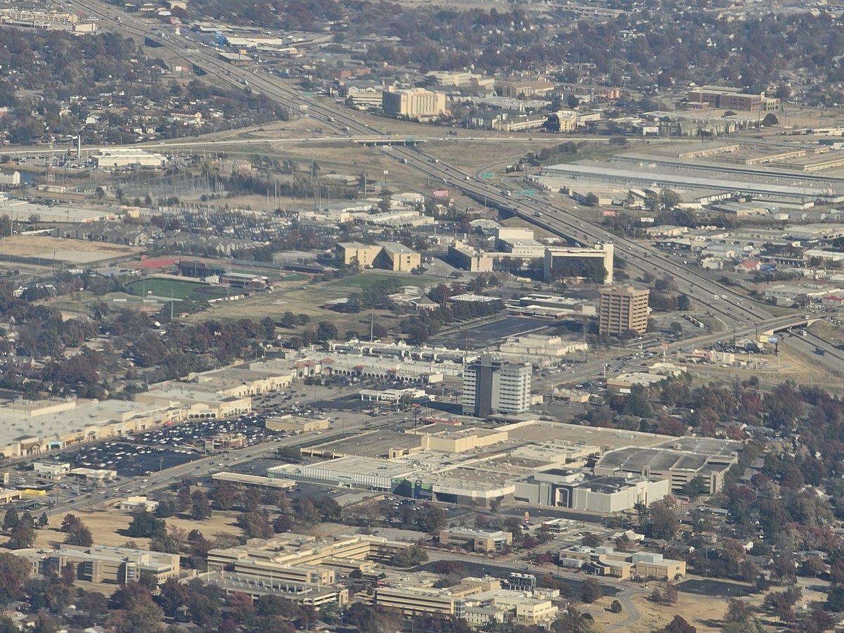 KevinMDOK's tweet photo. Nothing like seeing the @cityoftulsagov skyline on approach home. Think I see @jamesaydelott in the 3rd picture. https://t.co/El89mvizqa