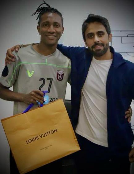 قام نائب رئيس جهاز كرة القدم بنادي النصر الرياضي أحمد أبا الصافي، بتكريم الاعبين المميزين بالفريق الأول نظير ما قدموه الفترة الماضية من جهد وعطاء ساهم بتقديم مستويات مميزة ل"العنابي" في دوري زين، وهم سلمان ابو رمية وخالد عجاجي ومشعل الشمري وزباتا.
وقال أبا الصافي، ان جهود