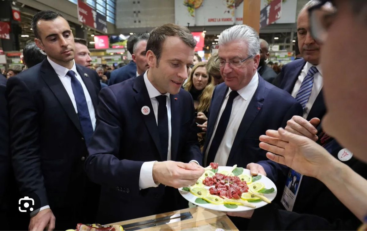 prophetezico's tweet photo. @central_sage @AaronBalume88 Oyo politique ya bana mundelé , #feix est stratège 👇🏾👇🏾#Emmanuel Macron dans un salon d’agriculteur, qui peut faire mieux https://t.co/aClySLjknd