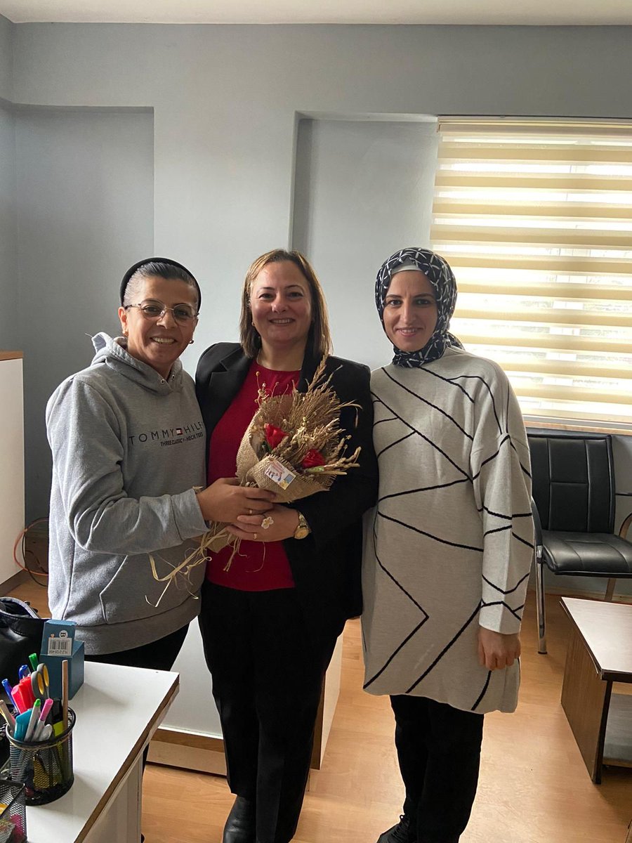 Öğretmen, bir toplumun meşalesidir ve herkes onun ışığı ile aydınlanır. Yolumuzu aydınlatan öğretmenlerimize teşekkür eder, Değerli öğretmenlerimizin Öğretmenler Gününü kutlarız..
#24Kasımöğretmenlergünü
@Akpartigenelmerkez
<a href="/aysekesir/">Ayşe Keşir 🇹🇷🇹🇷🇹🇷</a> 
<a href="/Akkadinartvin/">AK Kadın Artvin</a>