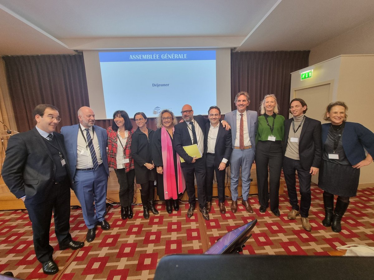 Je félicite les membres du bureau de la <a href="/Conf_Batonniers/">ConférenceBâtonniers</a> qui ont été élus aujourd'hui.
Ici en photo avec <a href="/JRaphFernandez/">fernandez</a>, le prochain président de la Conférence.